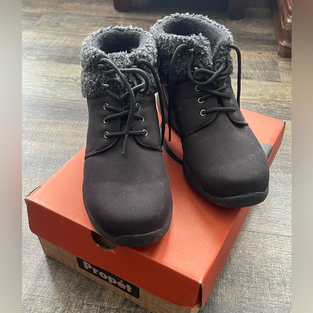 Women’s 8 1/2 W Propet Ankle Boot